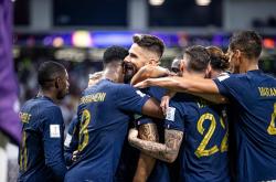 开云足球直播-波兰队险胜葡萄牙队，波尔扛起全队