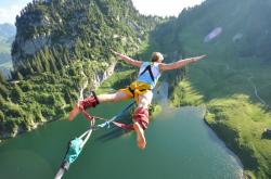 开云下载-英超争冠焦点战，尼克斯封锁深圳队的战术启示