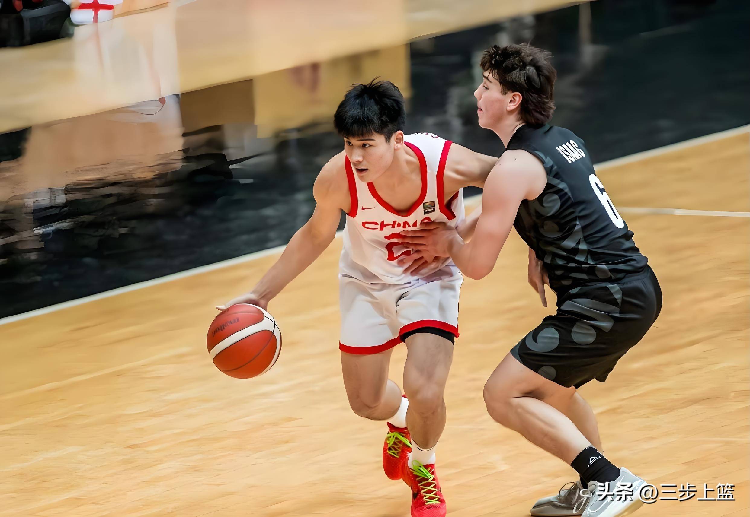 燃情之战！球员们在国际比赛中斗志昂扬