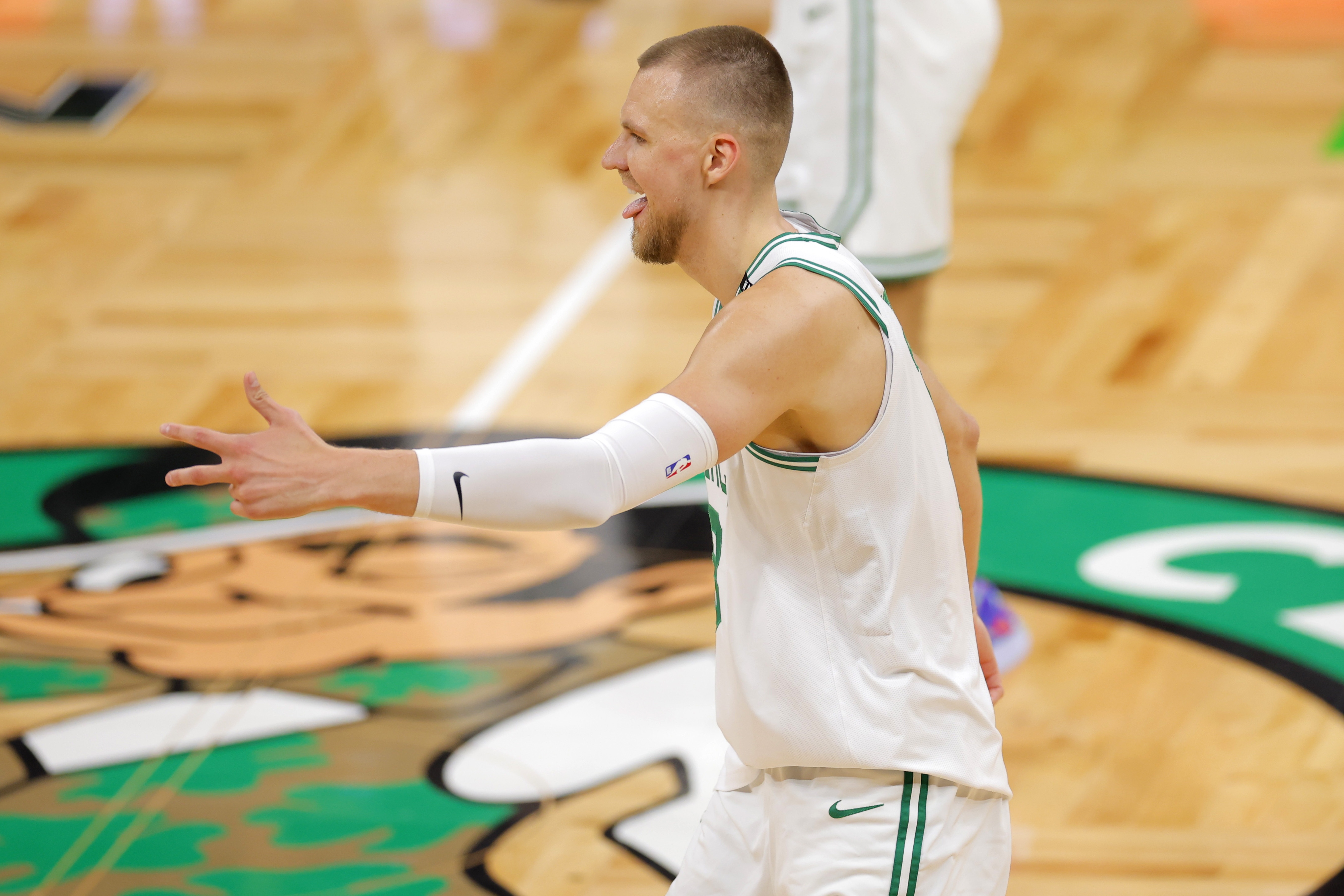 波兰男篮绝地反击美国男篮，波尔津吉斯三分雨点燃全场的简单介绍