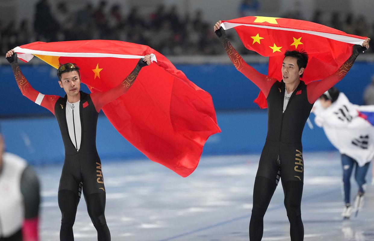 速度滑冰选手以超高速率夺得第一名