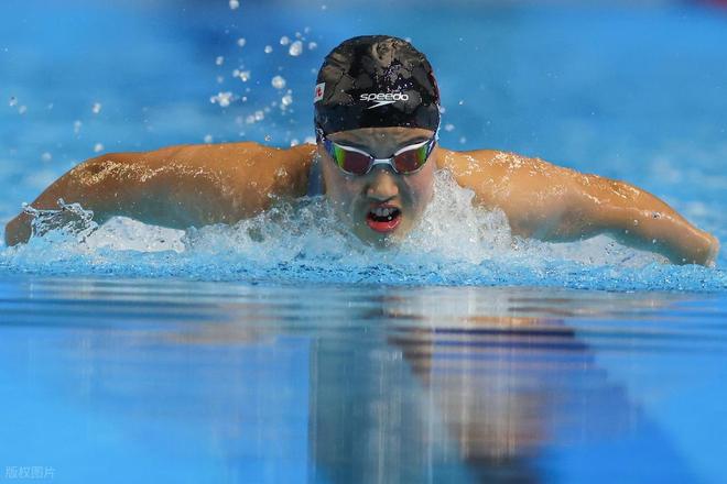 法国游泳选手刷新个人最好成绩