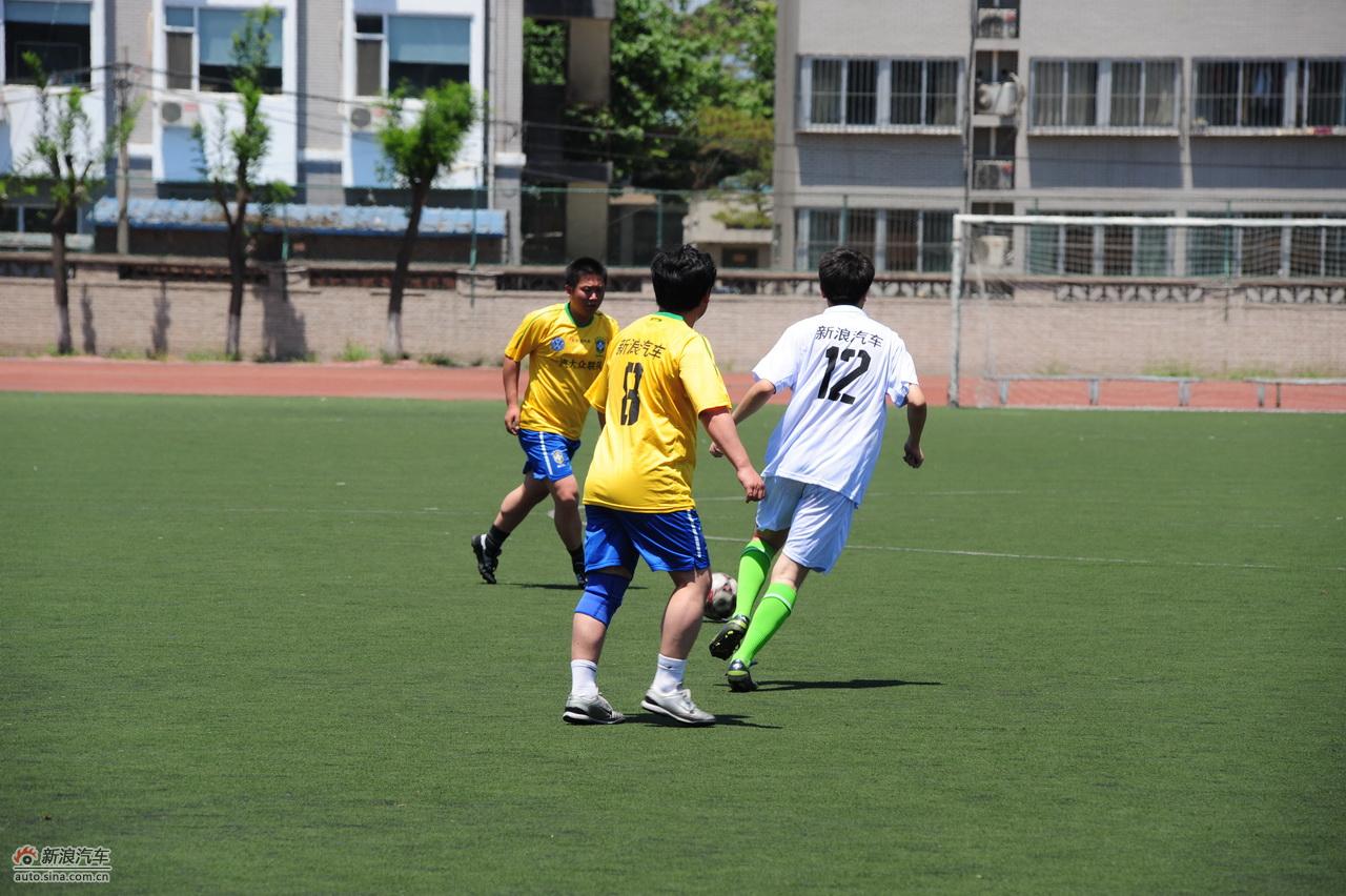 加拿大队战胜对手晋级下一轮