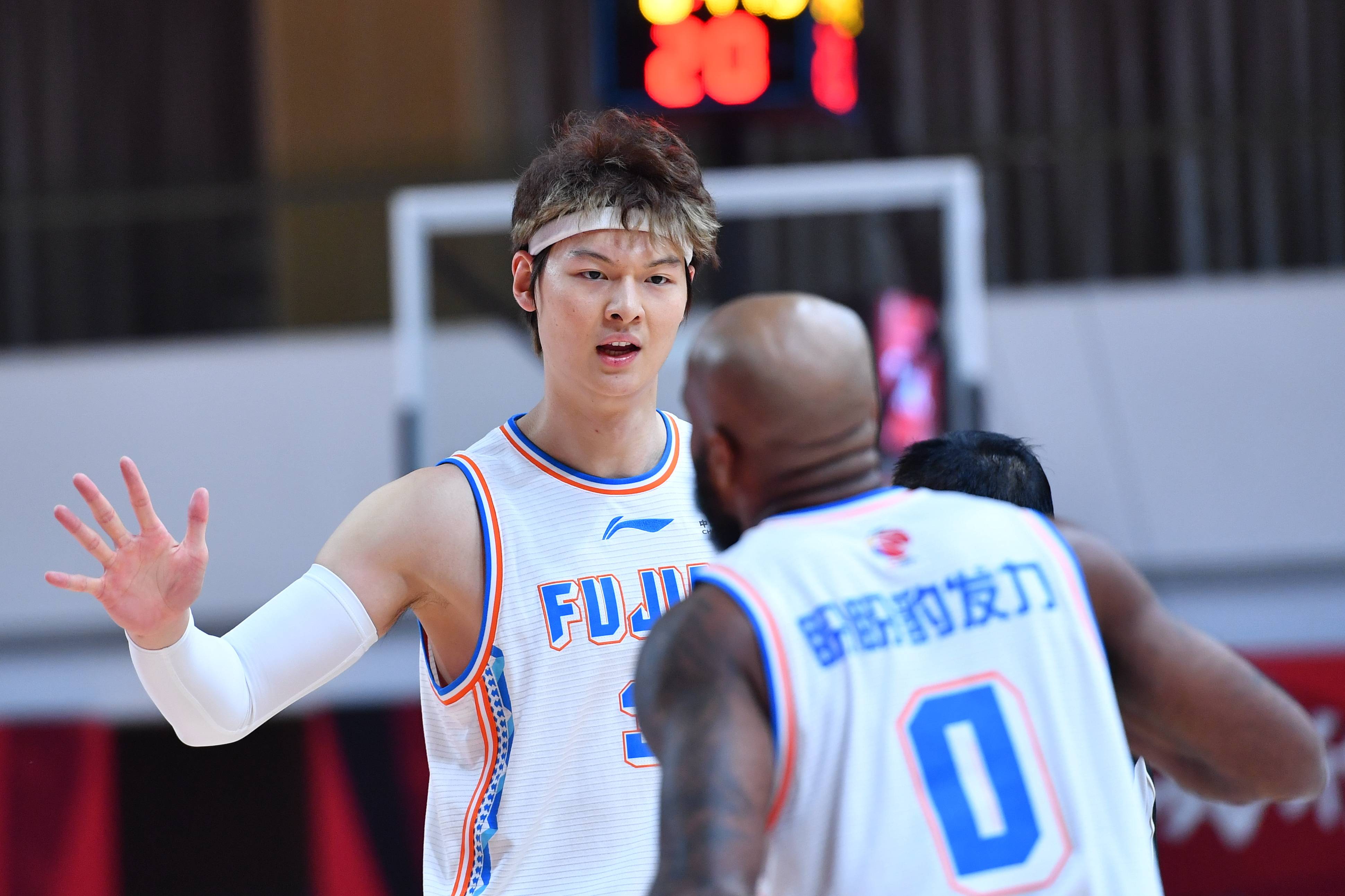 关于球场虎豹行行动：球员身手敏捷的信息