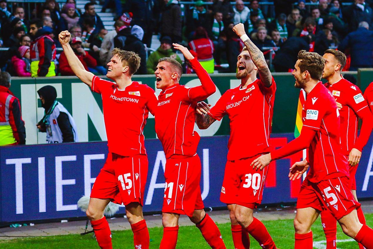 柏林联队球员庆祝胜利，团结一致