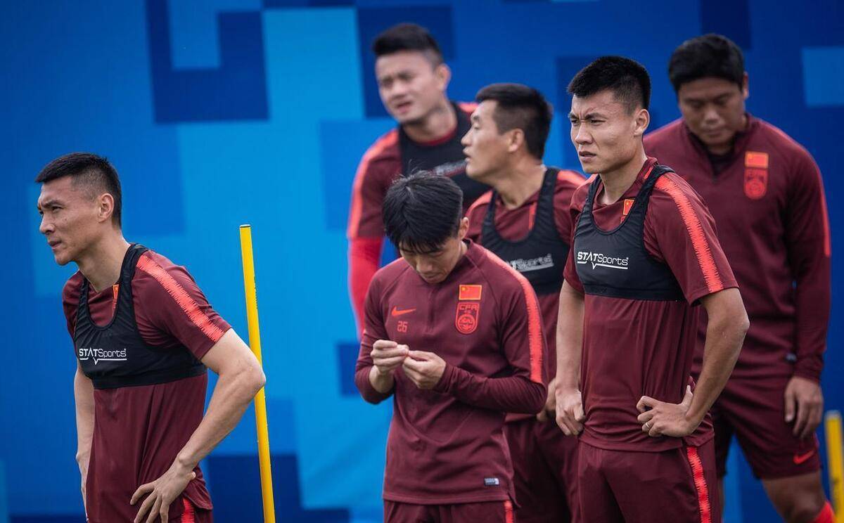 中国足球队在比赛中展现出优异实力