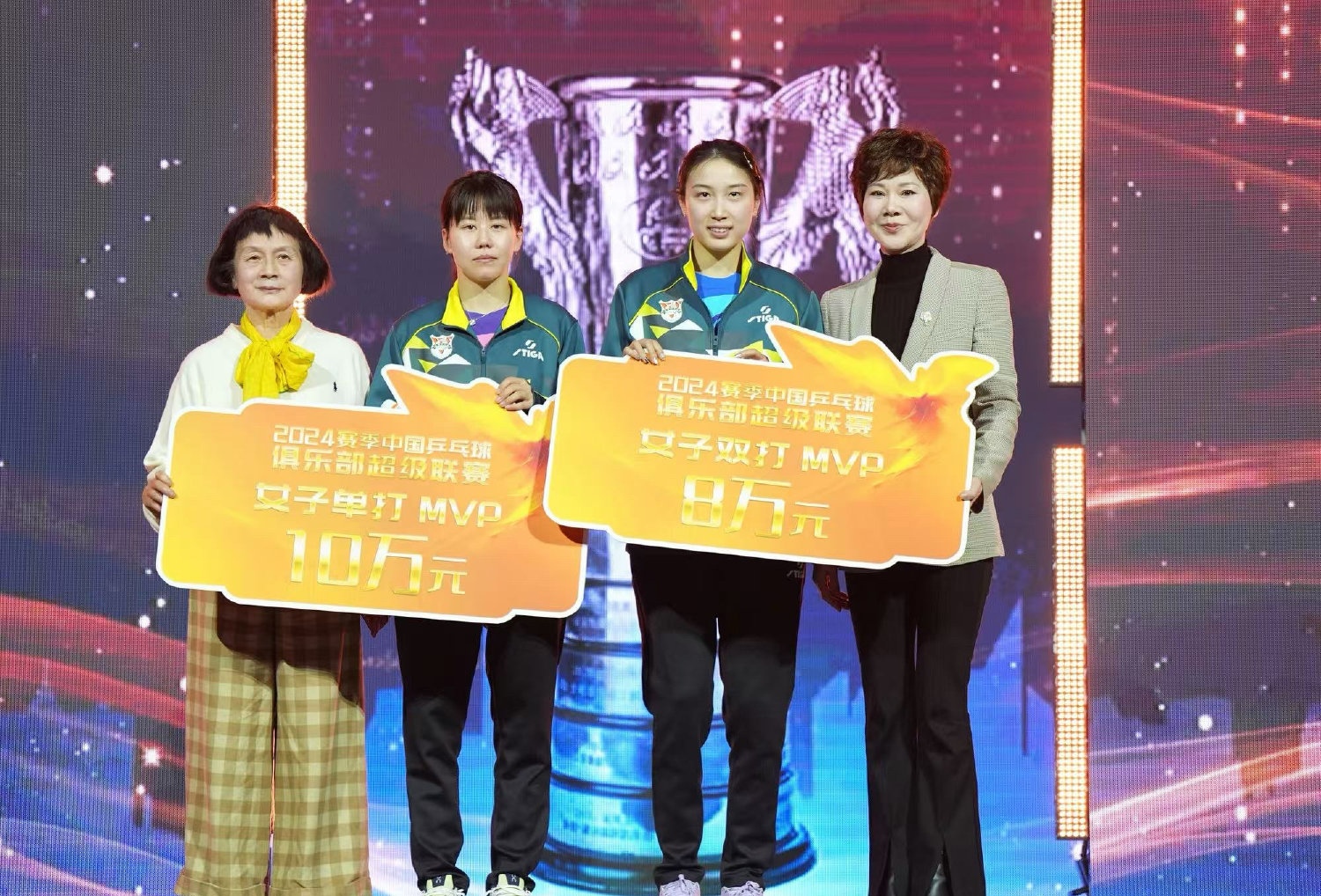 鲁能球员奋起直追，全力争胜赢得观众掌声的简单介绍