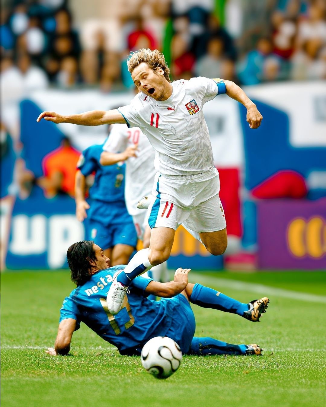 包含几内亚队球员赴欧洲参加比赛的词条